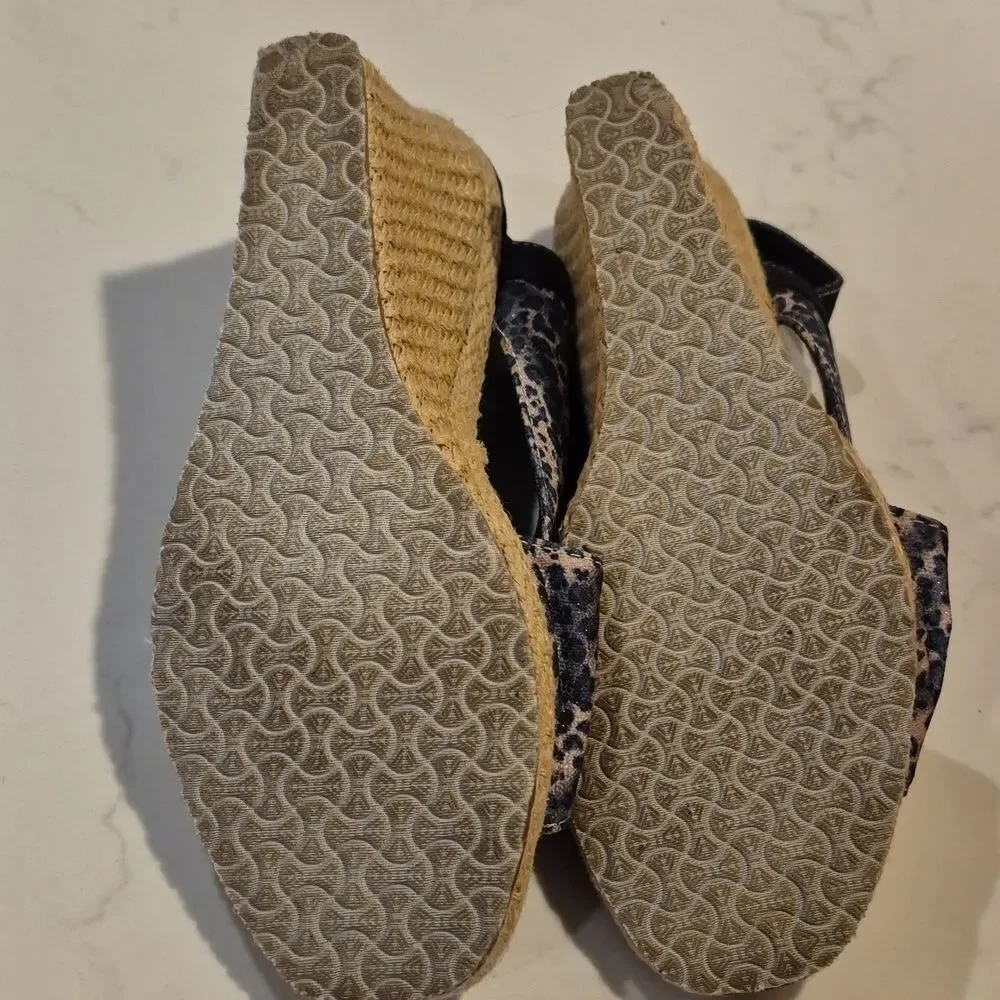 Skechers 6 Animal Print Fabric Rattan Wedges - NWOT